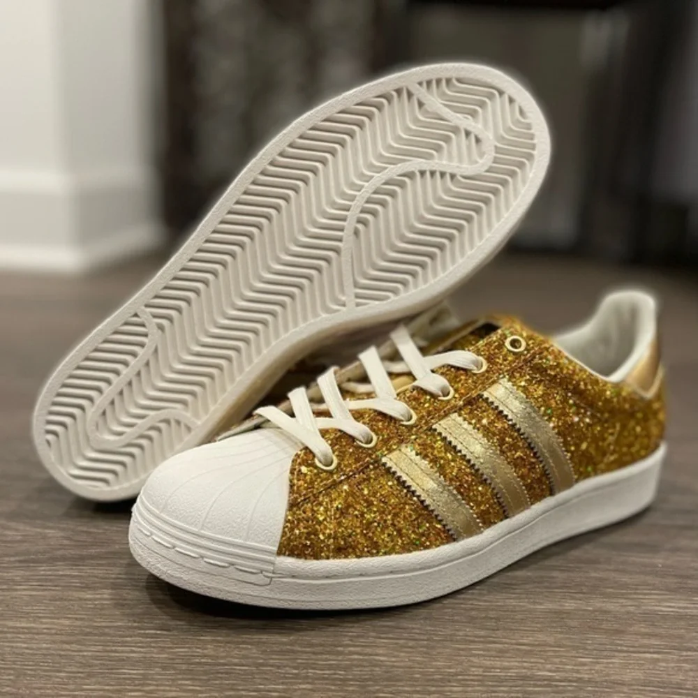 Adidas Superstar sz 5.5, 6 - Picture 1 of 5